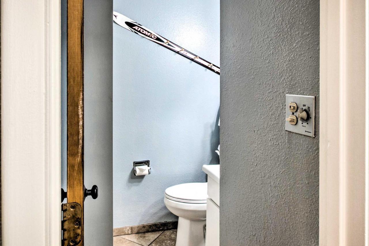 Main St Red River Ski Condo With Mountain View! エクステリア 写真