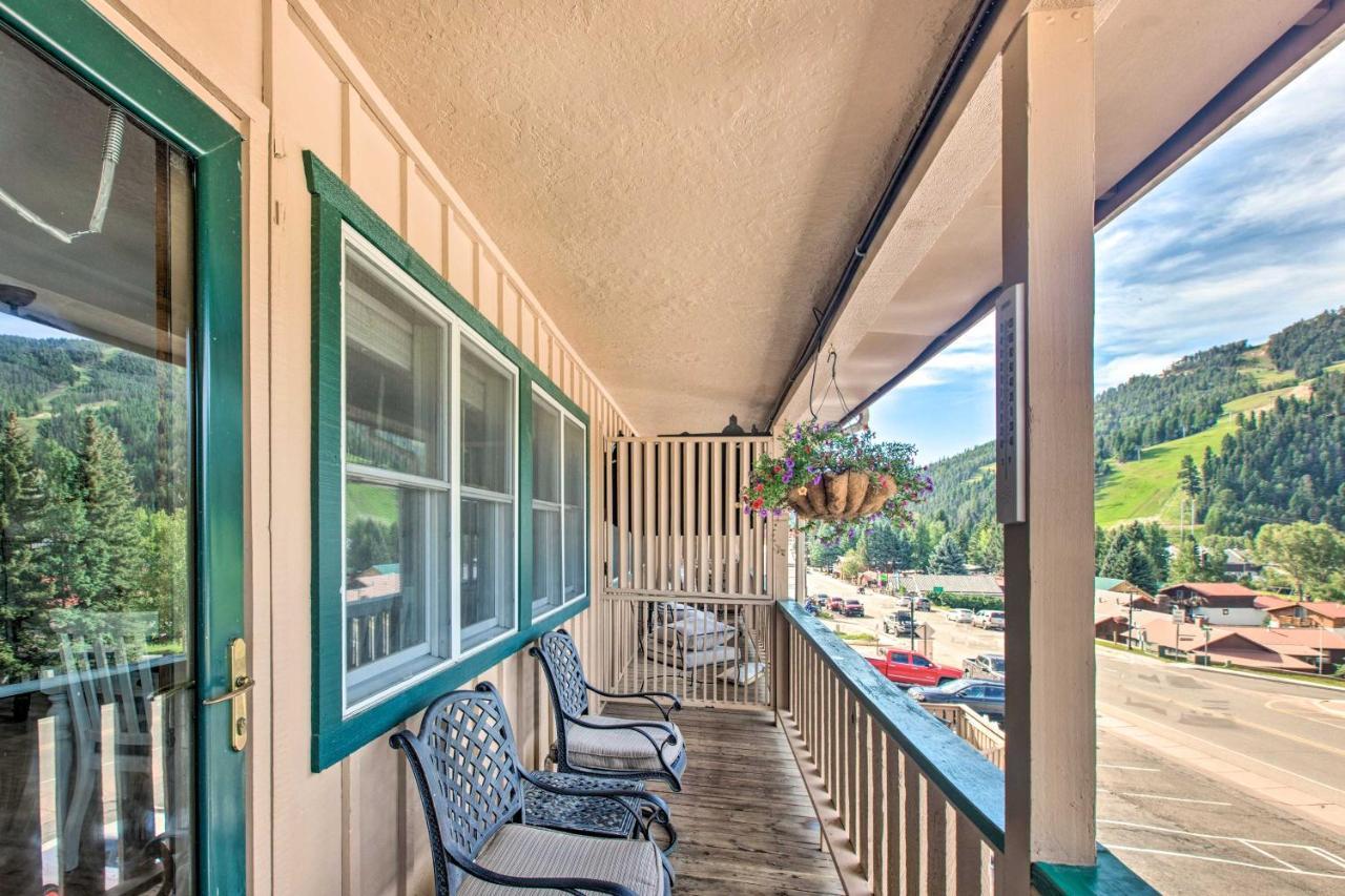 Main St Red River Ski Condo With Mountain View! エクステリア 写真